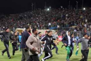 Futbol'nyj match zakonchilsja massovoj drakoj, v rezul'tate kotoroj pogiblo 74 chelovekaa