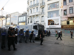 Молодожёнов в Турции полиция «поздравила» водомётами