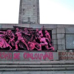 Памятник, посвященный героям советской армии в Софии раскрасили в розовый