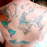 Вот так сувенир! Мужчина сделал на спине татуировку карты мира и заполняет ее после посещения новой ...