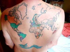 . Вот так сувенир! Мужчина сделал на спине татуировку карты мира и заполняет ее после посещения новой страны