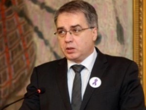 Министр из Грузии сделал перевязку бомжу при помощи своего галстука